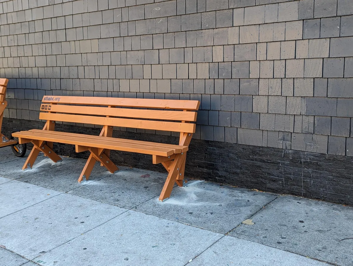 Photo of the bench.