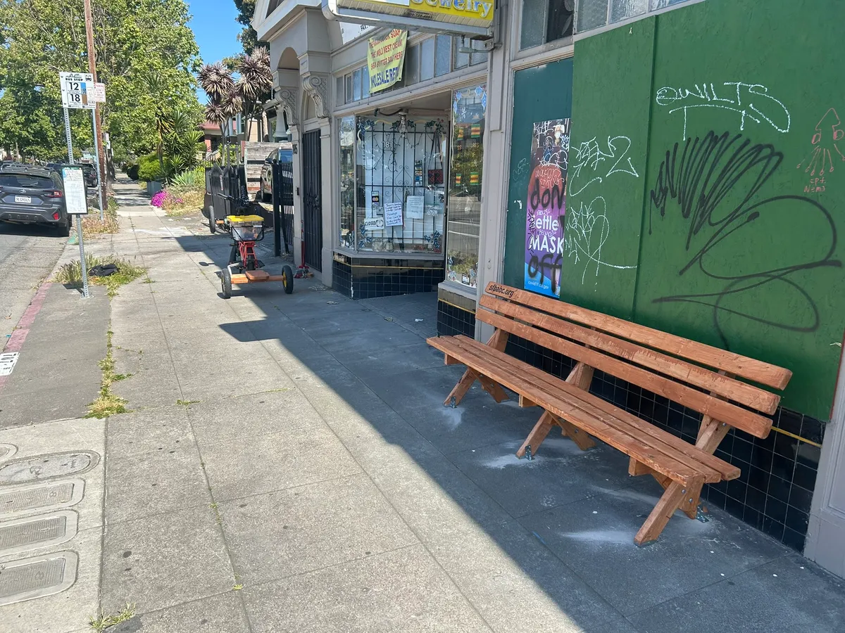 Photo of the bench.