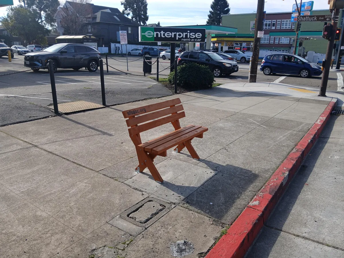 Photo of the bench.
