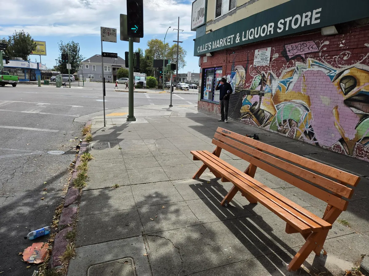 Photo of the bench.