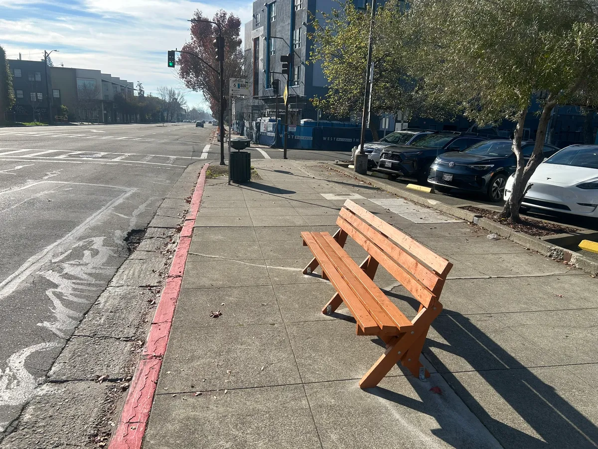 Photo of the bench.