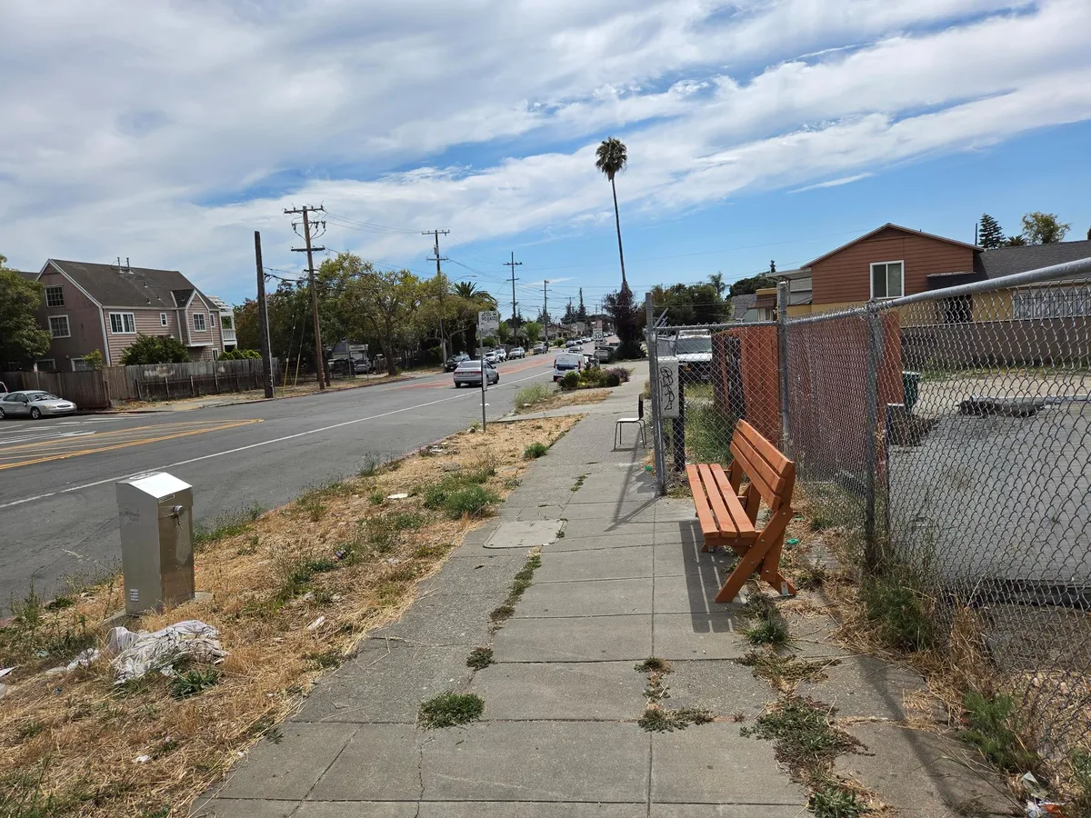 Photo of the bench.