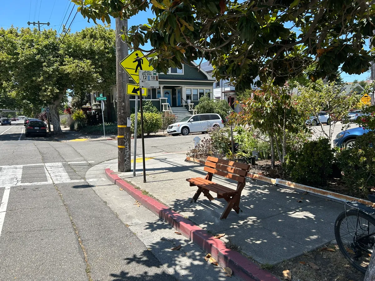 Photo of the bench.
