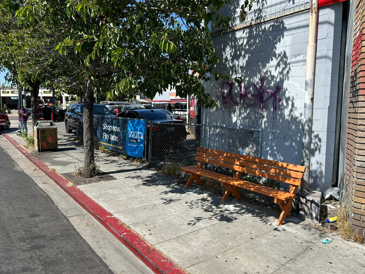 Photo of the bench.