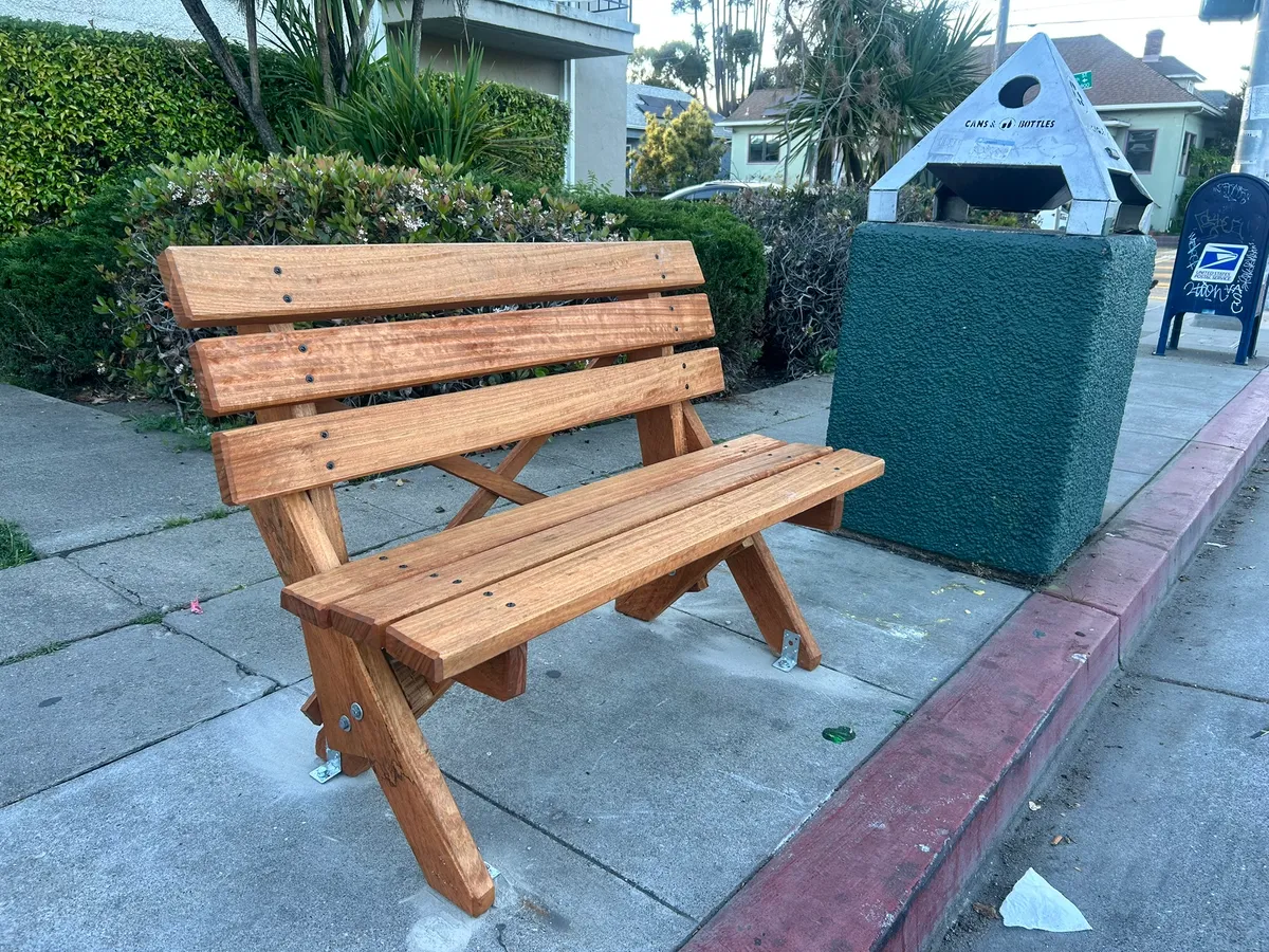 Photo of the bench.