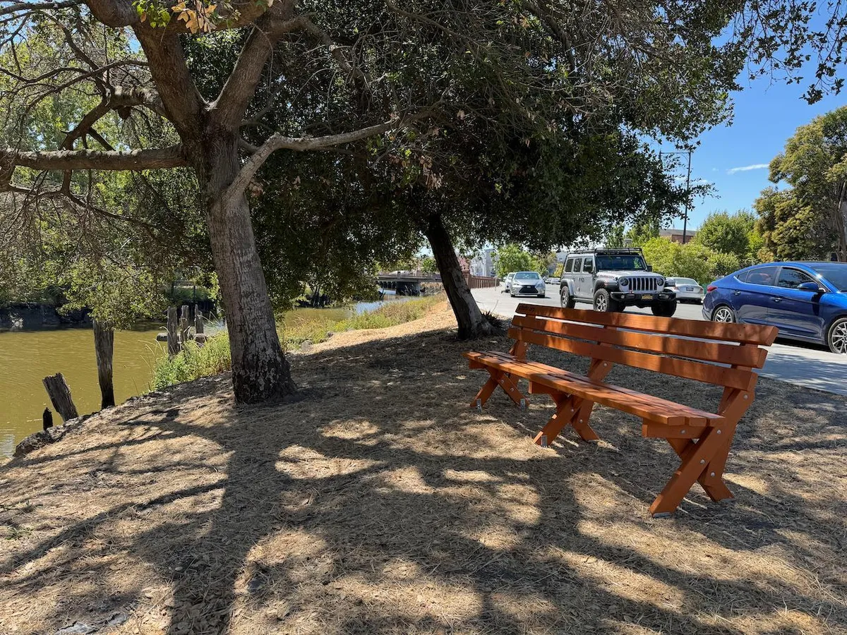 Photo of the bench.